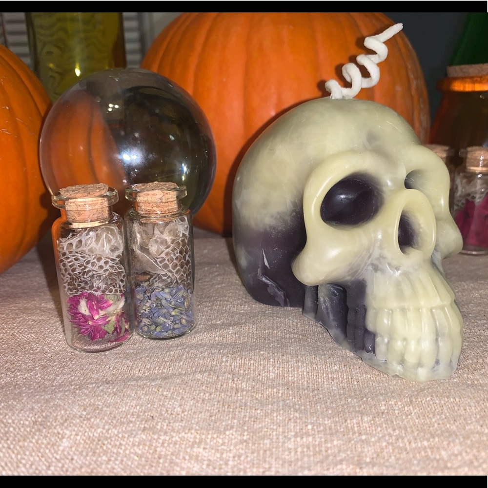 Beeswax Bleeding Skull Candle๐ฏ - Picture 5 of 8